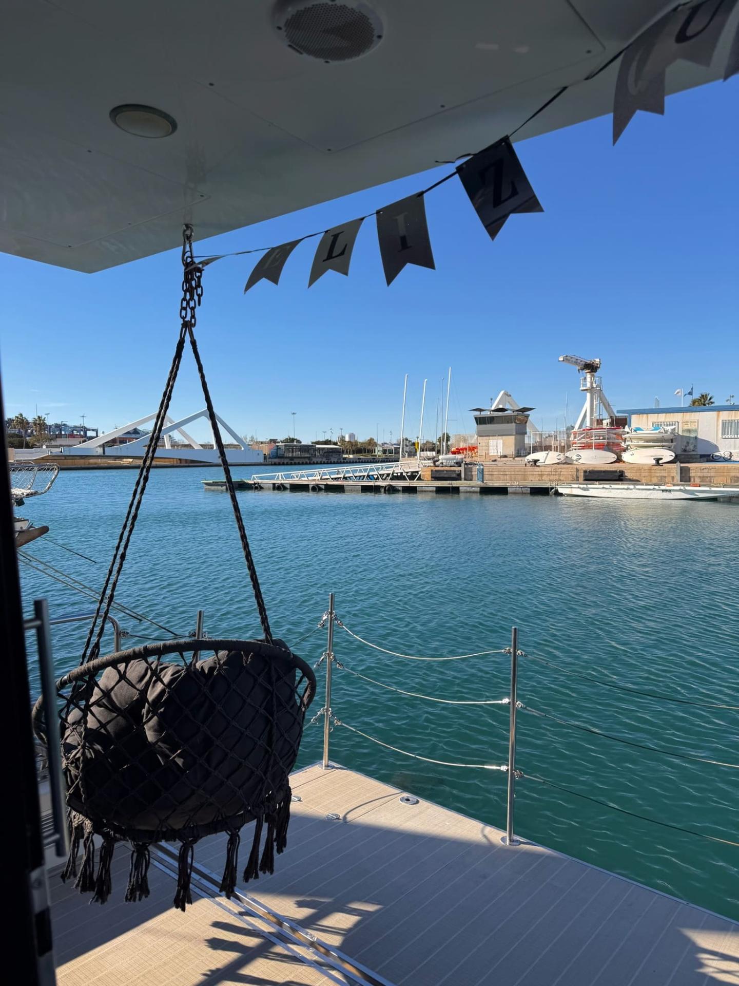 Celebración de cumpleaños a bordo del mini-yate COCOON en Valencia