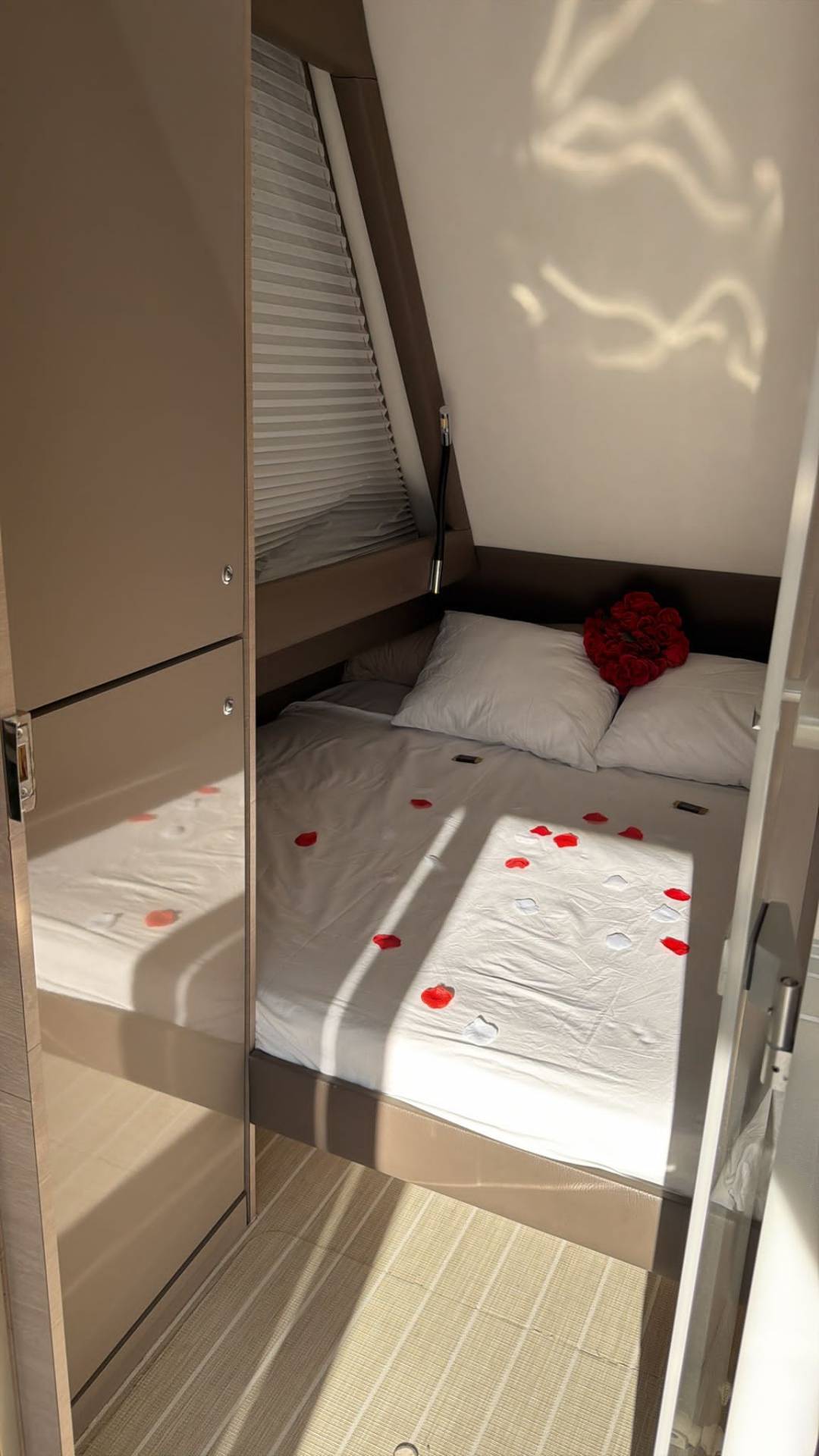 Camarote romántico del barco COCOON preparado con velas