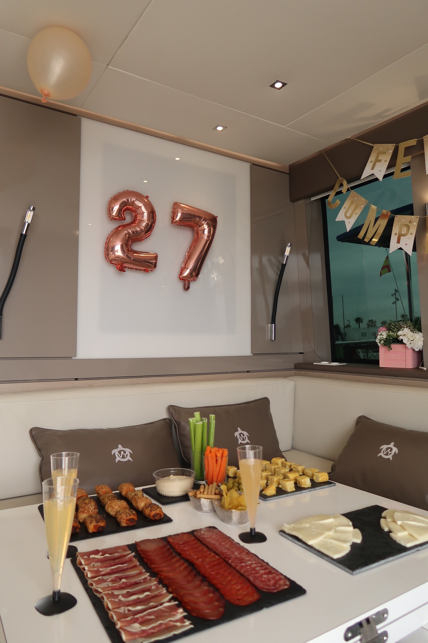 Real birthday setup with balloons, flowers and food in the COCOON lounge
