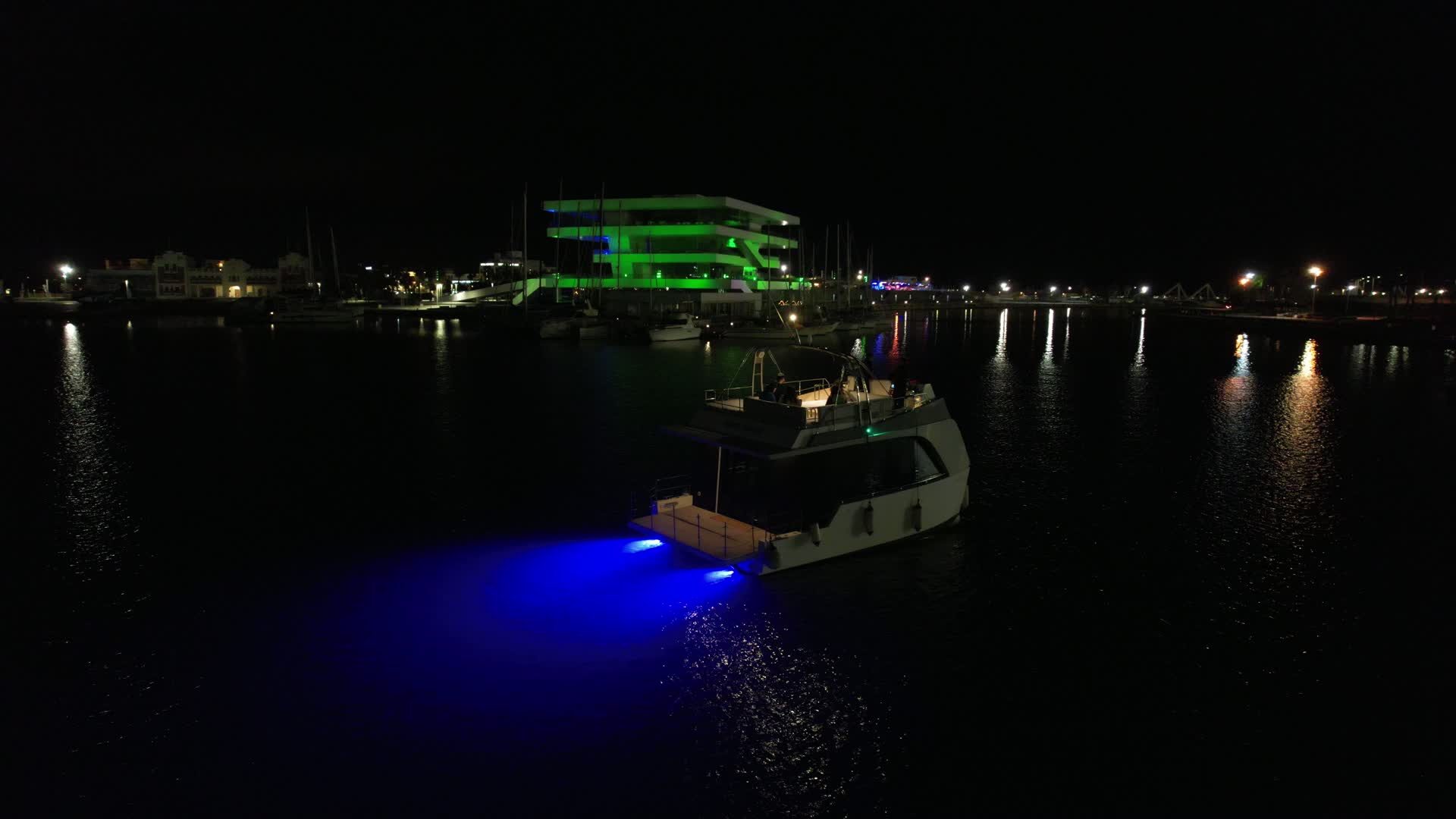 Barco COCOON iluminado de noche en el puerto de Valencia
