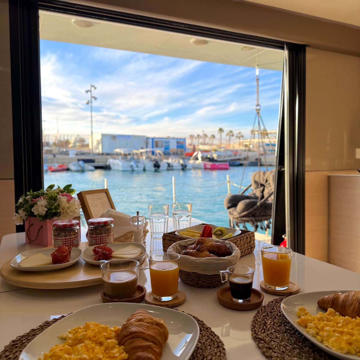 Amanecer desde la cubierta del barco COCOON en Valencia