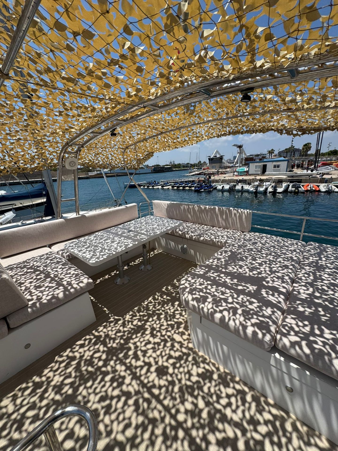 Flybridge del barco COCOON durante una despedida de soltera