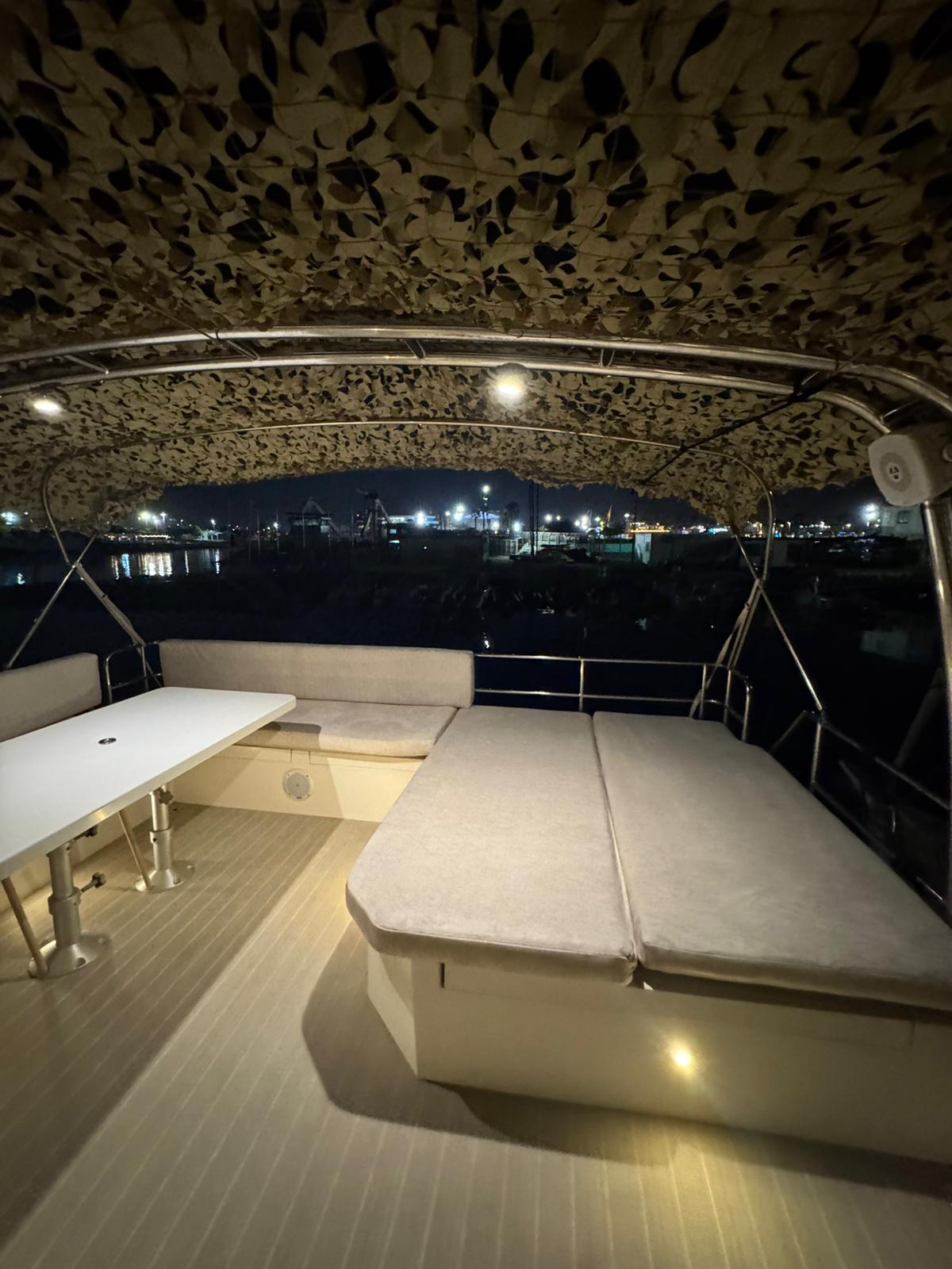 Flybridge del barco COCOON de noche preparada para una celebración