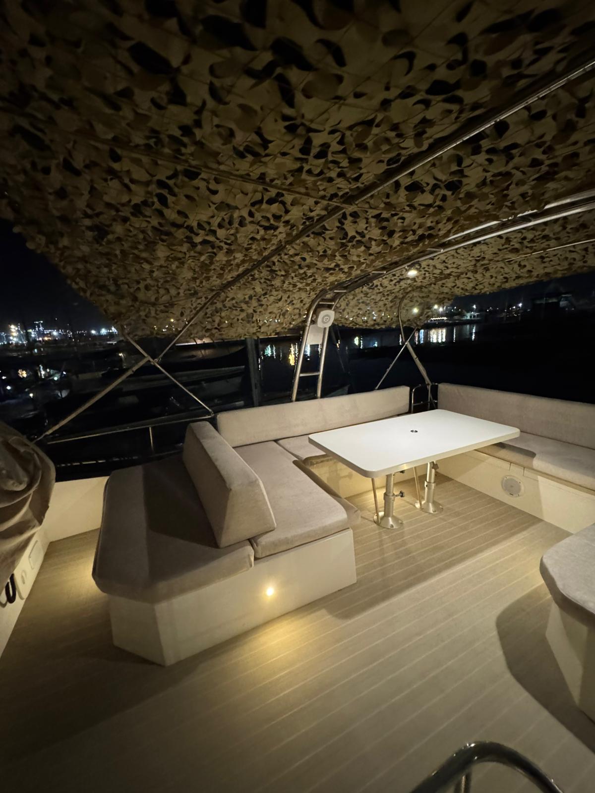 Cubierta del barco COCOON iluminada de noche para celebrar un aniversario en Valencia