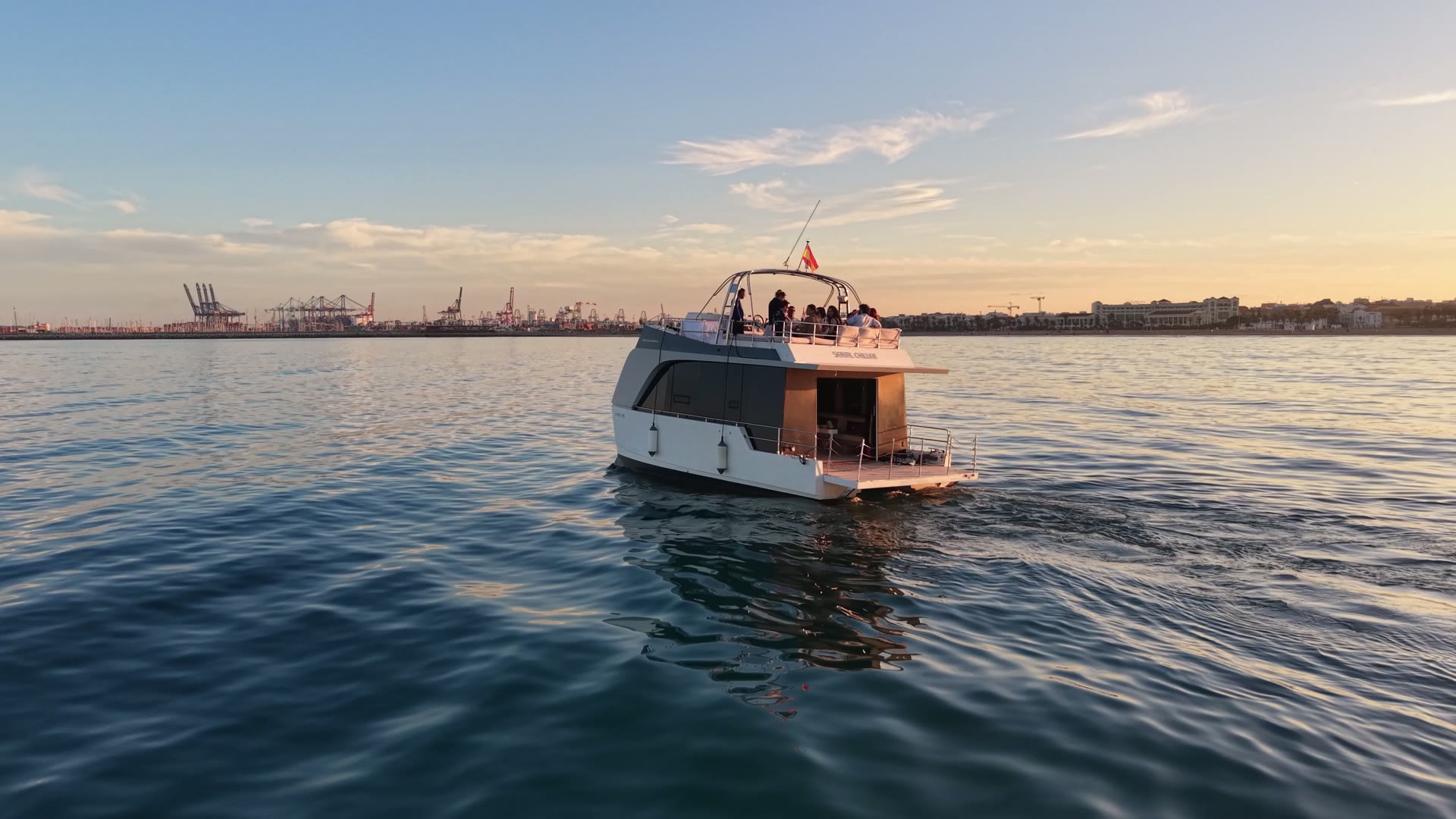 Mini-yate COCOON amarrado en Marina Norte, Valencia