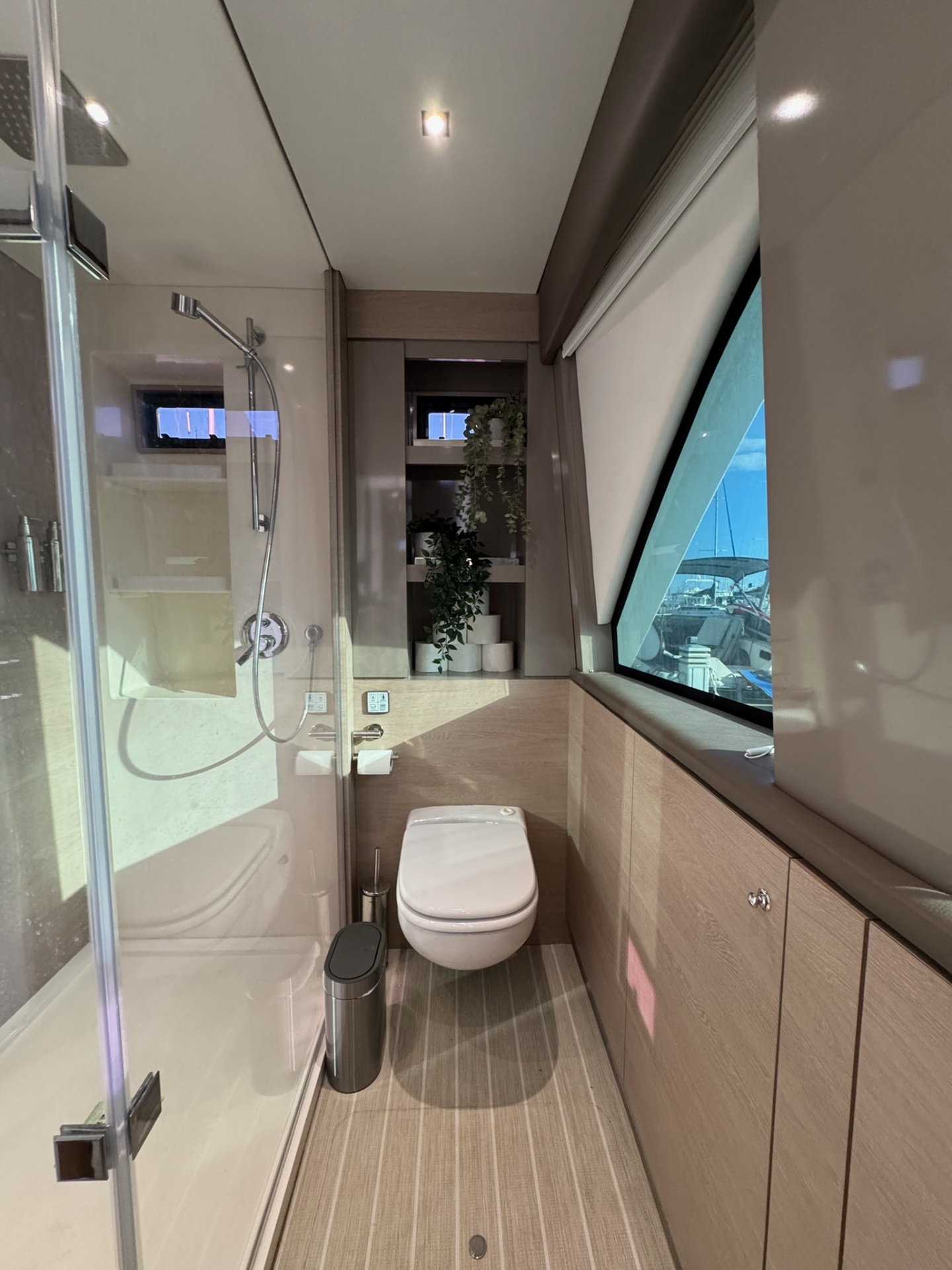 Baño con ducha a bordo del mini-yate COCOON
