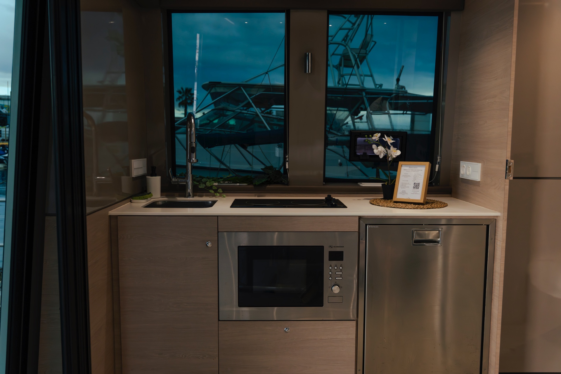 Cocina equipada a bordo del barco COCOON