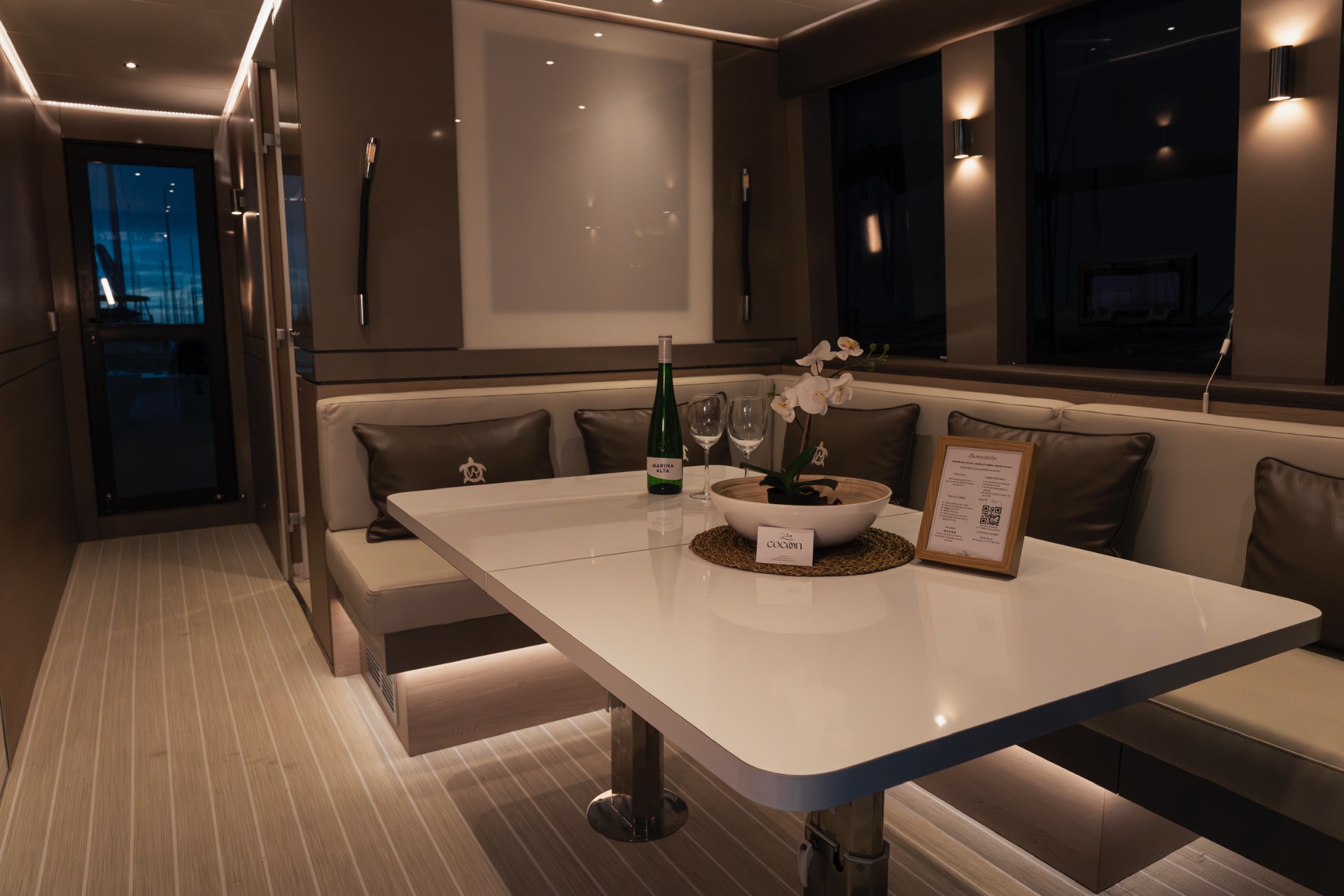 Salón del barco con luz cálida para celebrar de noche