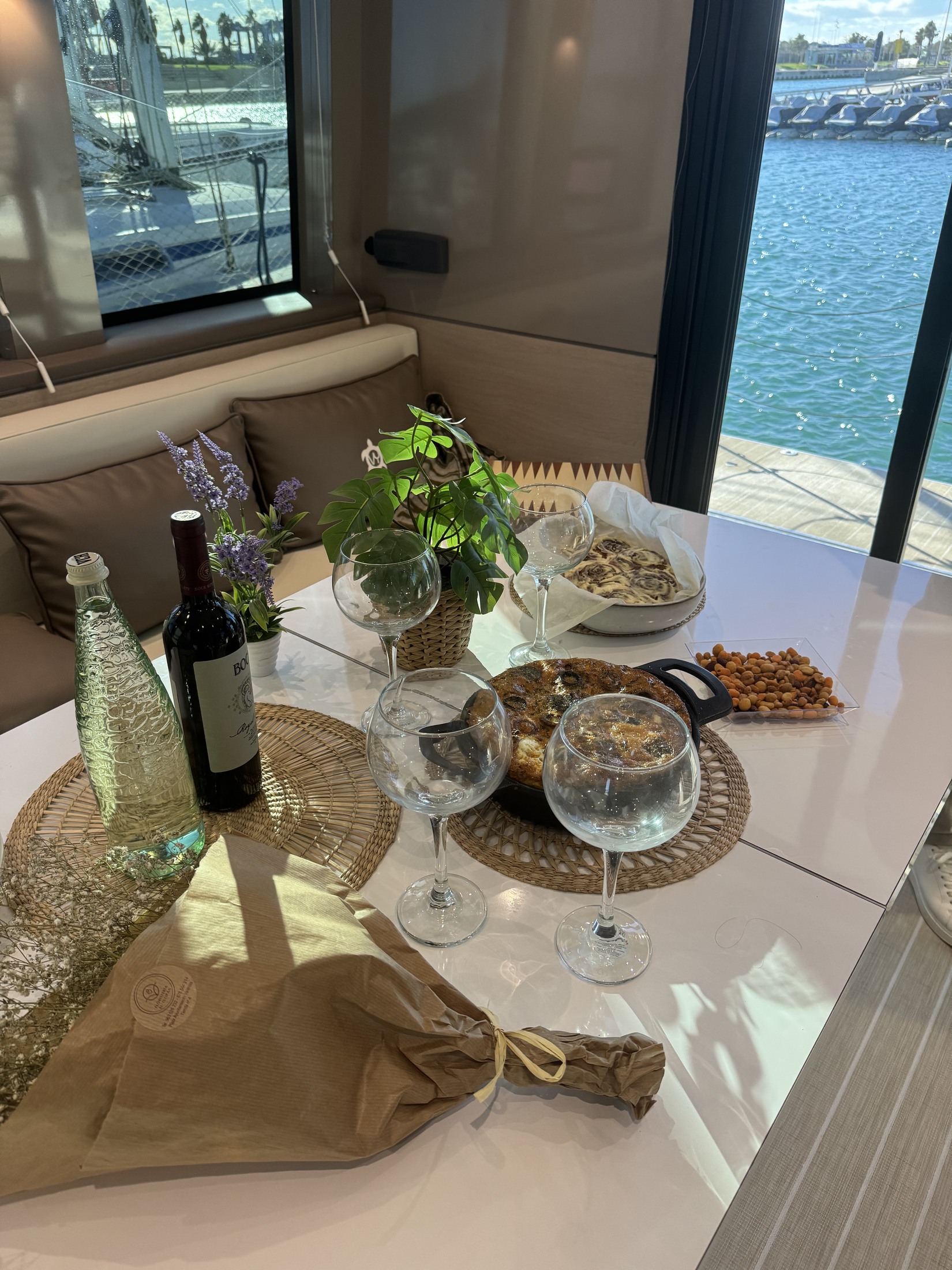 Real table prepared with flowers, drinks and food in the COCOON lounge